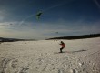 Co-je-to-kiting-Snowkiting-na-lyzich